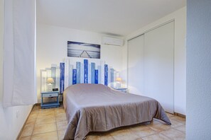 2 quartos, ferros/tábuas de passar roupa
