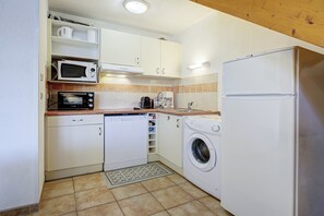 Fridge, microwave, stovetop, dishwasher - Quiet 6-Guest Apartment in Homps (Homps)
