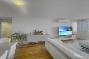 Smart TV - Spacious Modern Apartment in Batemans Bay (Batemans Bay)