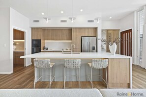 Fridge, microwave, oven, stovetop - Quiet Coastal Retreat with BBQ & Outdoor Space (Hastings Point)