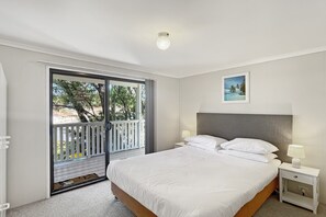 4 bedrooms, iron/ironing board, bed sheets - Family Beach House with Outdoor Entertaining (Long Beach)