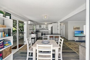 Kylskåp, mikrovågsugn, spishäll och diskmaskin