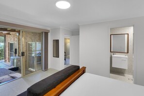 3 bedrooms, iron/ironing board, Internet, bed sheets - Relaxing 3-Bedroom Retreat with Outdoor Seating (Lilli Pilli)