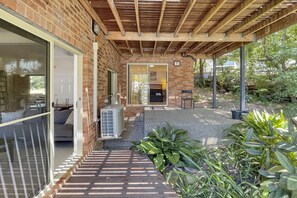 Terrace/patio - Relaxing 3-Bedroom Retreat with Outdoor Seating (Lilli Pilli)