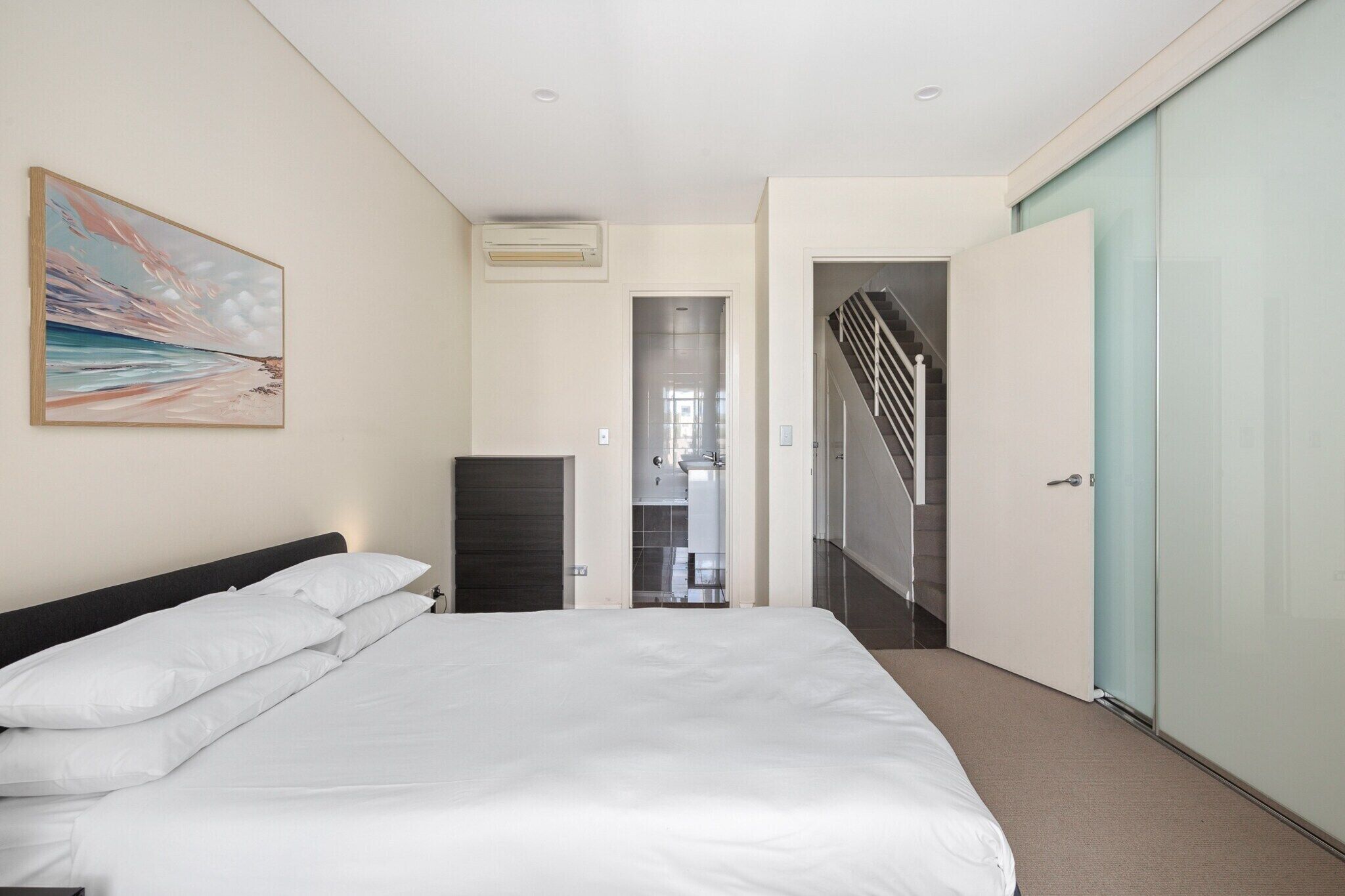 2 bedrooms, desk, iron/ironing board, Internet