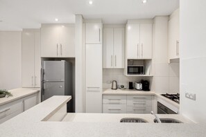 Fridge, microwave, oven, stovetop - Silverwater Stay Near Parks and Cafés (Silverwater)