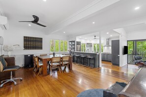Dining - Spacious 3-Bed Stay with Balcony and BBQ (Balmoral)