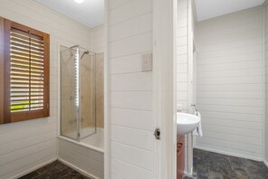 Towels - Spacious 3-Bed Stay with Balcony and BBQ (Balmoral)