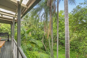 Property grounds - Spacious 3-Bed Stay with Balcony and BBQ (Balmoral)