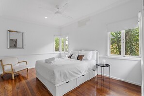3 bedrooms, iron/ironing board, Internet, bed sheets - Spacious 3-Bed Stay with Balcony and BBQ (Balmoral)