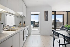 Fridge, microwave, oven, stovetop - Luxury 2-Bed Apartment in Melbourne's Heart (Melbourne)