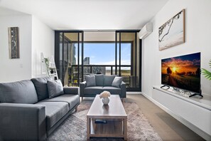 Smart TV - Luxury 2-Bed Apartment in Melbourne's Heart (Melbourne)