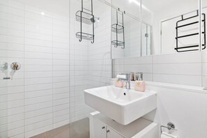 Hair dryer, towels - Bright 2-Bed Home with Secure Parking (South Yarra)