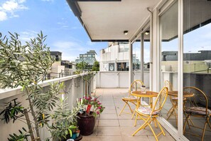 Outdoor dining - Bright 2-Bed Home with Secure Parking (South Yarra)