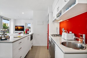 Kaffetrakter/tekoker, kjøleskap, mikrobølgeovn og ovn