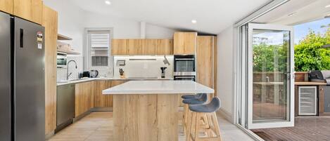 雪櫃、微波爐、焗爐、爐具