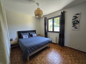 3 bedrooms, desk, iron/ironing board, travel cot - 3 CH family home near the river in l'isle sur la sorgue (L'ISLE-SUR-LA-SORGUE)