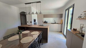 Fridge, microwave, oven, stovetop - 3 CH family home near the river in l'isle sur la sorgue (L'ISLE-SUR-LA-SORGUE)