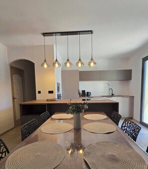 Dining - 3 CH family home near the river in l'isle sur la sorgue (L'ISLE-SUR-LA-SORGUE)