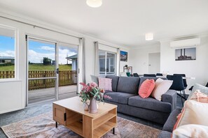 Smart TV, offices - Peaceful 3-Bed Escape with Scenic Deck (Maramarua)