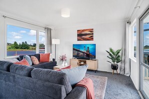 Smart TV, offices - Peaceful 3-Bed Escape with Scenic Deck (Maramarua)