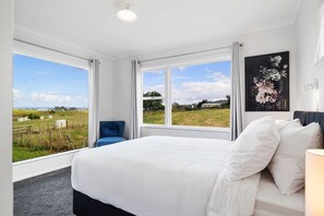 3 bedrooms, desk, iron/ironing board, Internet - Peaceful 3-Bed Escape with Scenic Deck (Maramarua)