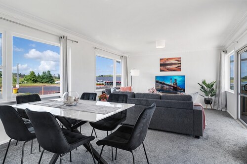 Peaceful 3-Bed Escape with Scenic Deck