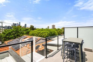 Outdoor dining - Stylish 3-Bed Home Near South Melbourne Market (South Melbourne)
