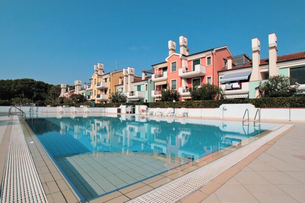 Pool - Modern apartment with pool access (Lido di Jesolo)