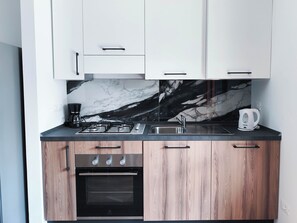 Fridge, stovetop, cookware/dishes/utensils - Relaxing apartment with pool access (Lido di Jesolo)