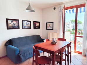 TV - Bright apartment with pool (Lido di Jesolo)
