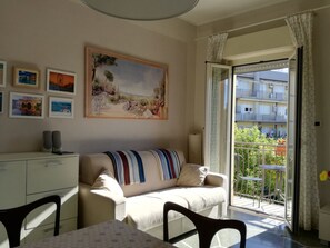 Living area - La Dolce Vita, a stone's throw from the beach. (rimini)