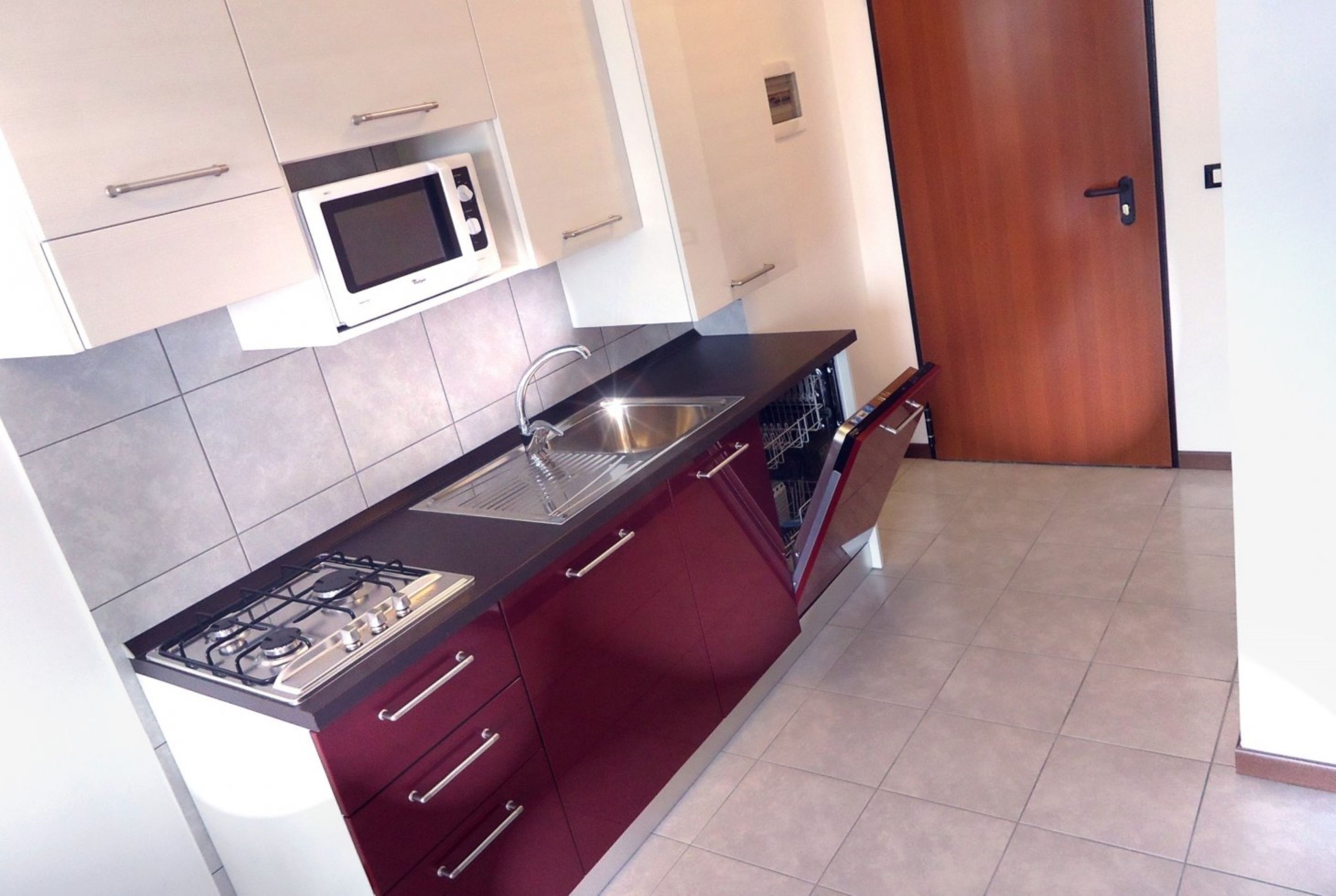 Geladeira, micro-ondas, cooktop, lava-louças