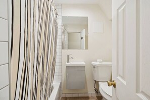 Hair dryer, towels, soap, toilet paper - Furnished 3BR/2BA Monthly Rental/Path/EWR/Newark PENN STATION (Newark)