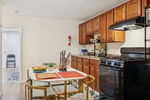 Private kitchen - Furnished 3BR/2BA Monthly Rental/Path/EWR/Newark PENN STATION (Newark)