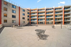 Apartment | Reception - Central Apartment With Underground Parking (Canberra)