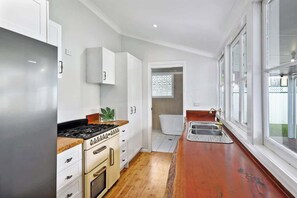 Fridge, microwave, oven, stovetop - Charming and centrally located cottage (Muswellbrook)