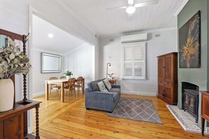 Smart TV, fireplace - Charming and centrally located cottage (Muswellbrook)