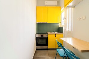 Refrigerador, horno, parrilla de estufa y cafetera y tetera 