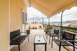 Terrace/patio - Cozy 1-bedroom apartment with a big terrace near center of Athens with AC (Athina)