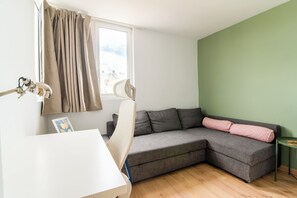 Living area - Cozy 1-bedroom apartment with a big terrace near center of Athens with AC (Athina)