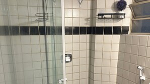 Secador de pelo, toallas, jabón y papel higiénico
