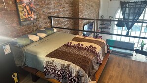1 dormitorio, tabla de planchar con plancha, ropa de cama