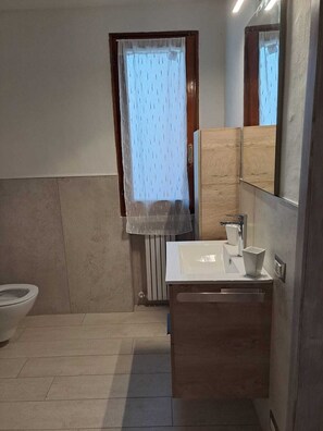 Douche, sèche-cheveux, bidet, serviettes fournies