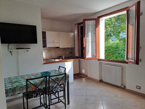 Een oven, een kookplaat, een koffiezetapparaat/waterkoker