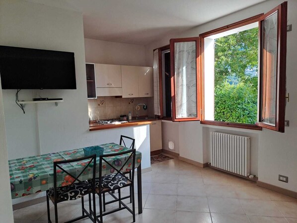 Four, plaque de cuisson, cafetière/bouilloire, bouilloire électrique