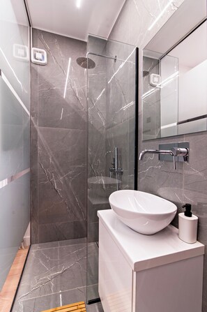 Shower, hair dryer, towels, soap - Bright & Elegant Paleio Faliro Stay • Near Beach & Easy Access to Athens Center (Paleo Faliro)