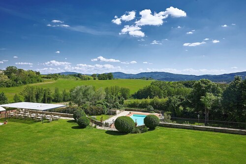 Stunning private villa for 18 people with hot tub, WIFI, private pool, A/C and TV