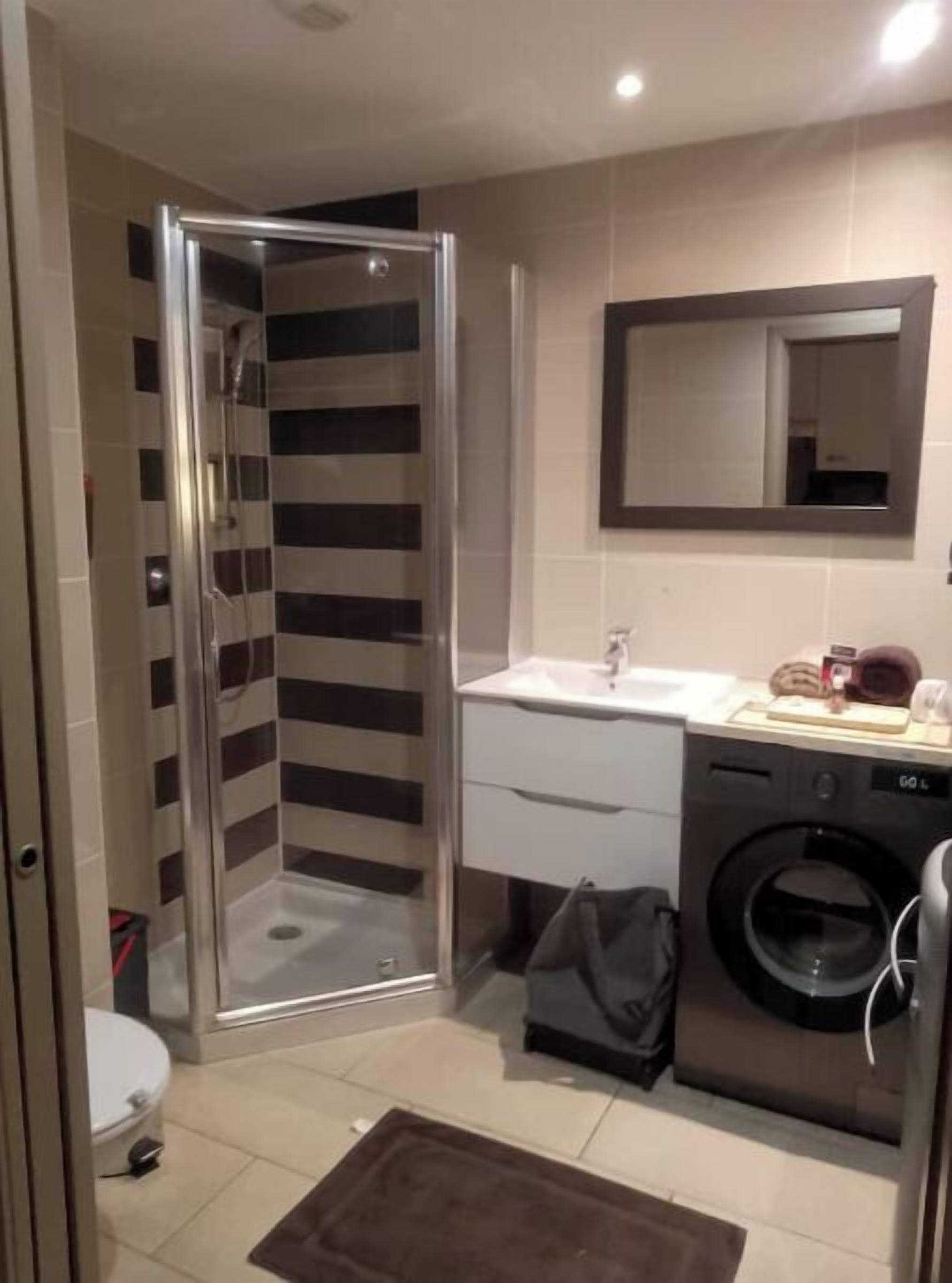 Douche, sèche-cheveux, serviettes fournies, savon