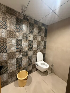 Shower, free toiletries, towels, soap - Hotel Alexa (Rajkot)